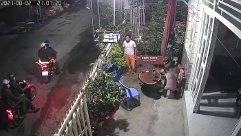 Cả 4 người 