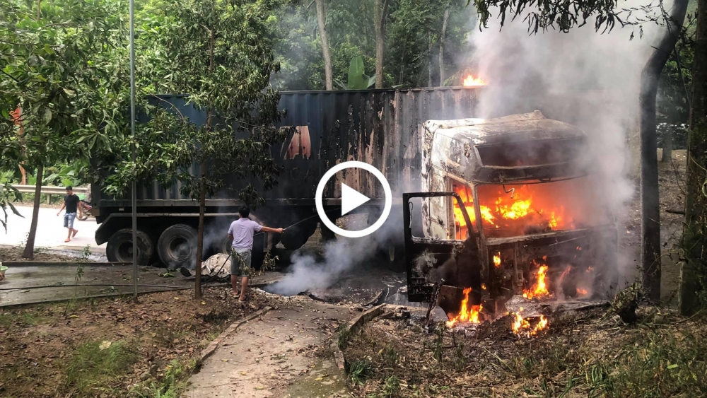 Hiện trường vụ xe container lao xuống rãnh nước rồi phát nổ, bốc cháy ngùn ngụt Hiện trường vụ xe container lao xuống rãnh nước rồi phát nổ, bốc cháy ngùn ngụt
