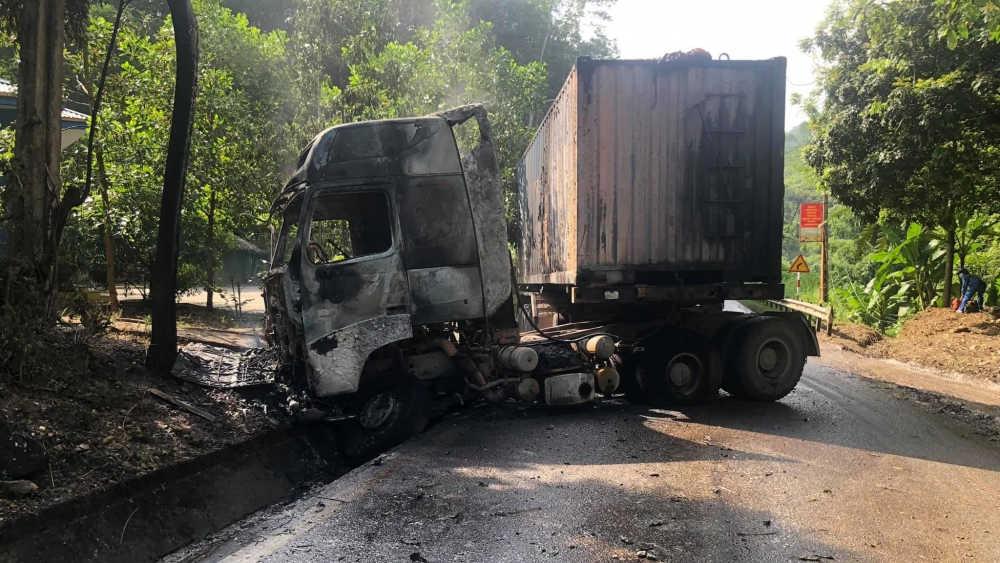 Hiện trường vụ xe container lao xuống rãnh nước rồi phát nổ, bốc cháy ngùn ngụt Hiện trường vụ xe container lao xuống rãnh nước rồi phát nổ, bốc cháy ngùn ngụt