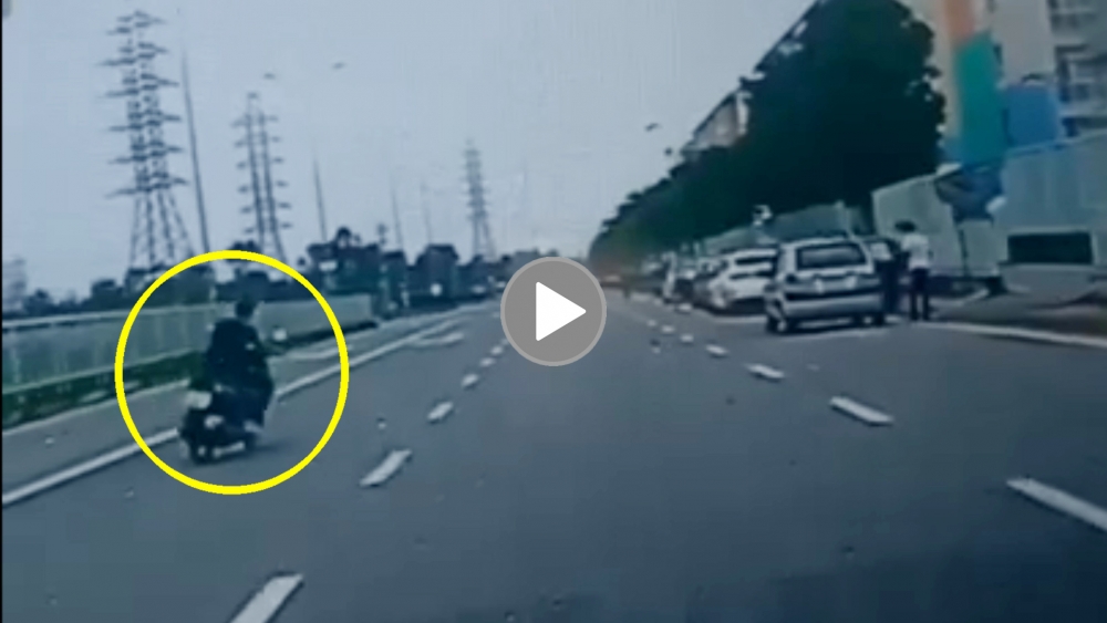 Thanh niên đi xe máy nghi say rượu đâm thẳng vào tài xế taxi đang dừng đỗ trên đường Thanh niên đi xe máy nghi say rượu đâm thẳng vào tài xế taxi đang dừng đỗ trên đường