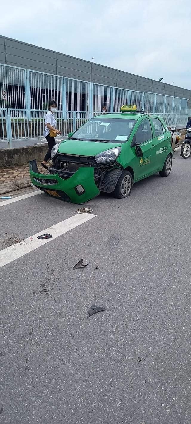 Thanh niên đi xe máy nghi say rượu đâm thẳng vào tài xế taxi đang dừng đỗ trên đường Thanh niên đi xe máy nghi say rượu đâm thẳng vào tài xế taxi đang dừng đỗ trên đường