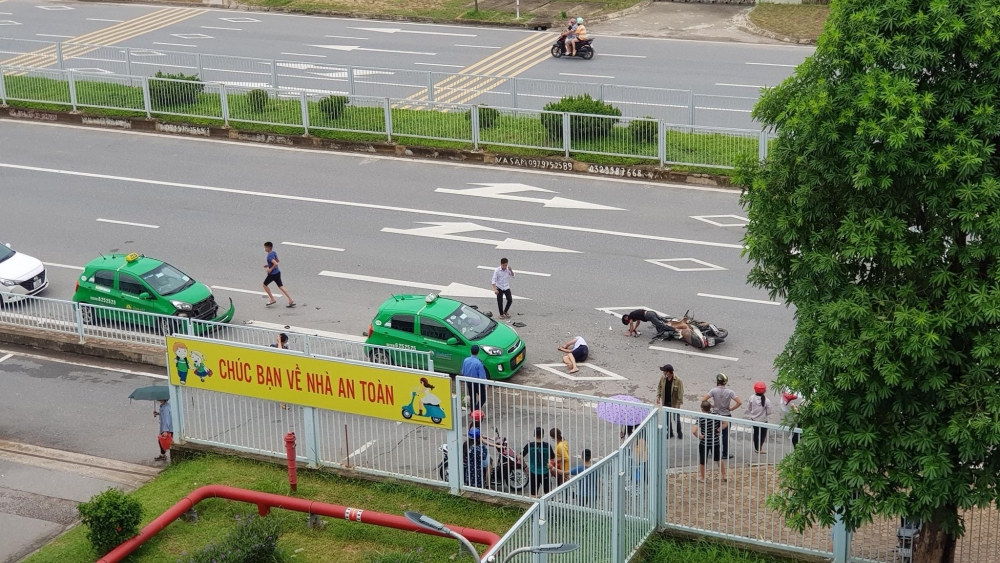 Thanh niên đi xe máy nghi say rượu đâm thẳng vào tài xế taxi đang dừng đỗ trên đường Thanh niên đi xe máy nghi say rượu đâm thẳng vào tài xế taxi đang dừng đỗ trên đường