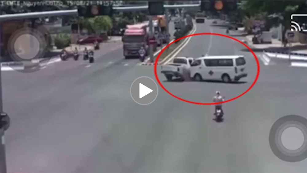 Xe cứu thương lật nghiêng khi va chạm mạnh với ô tô bán tải Xe cứu thương lật nghiêng khi va chạm mạnh với ô tô bán tải
