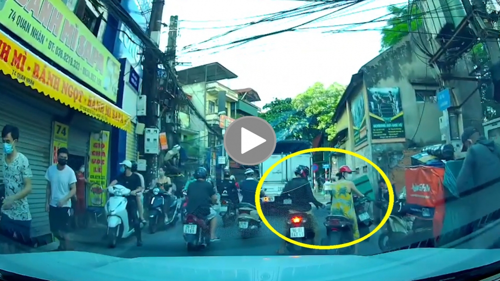 Thanh niên đi xe máy thản nhiên trộm đồ giữa phố đông người Thanh niên đi xe máy thản nhiên trộm đồ giữa phố đông người