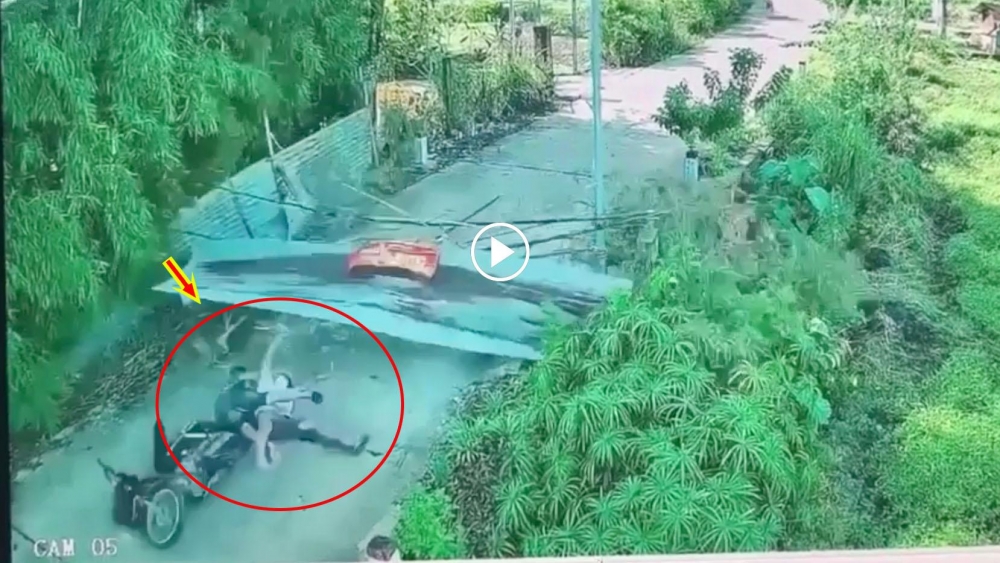 Khó hiểu cảnh 2 thanh niên phóng nhanh định 'thông' chốt kiểm dịch Khó hiểu cảnh 2 thanh niên phóng nhanh định 'thông' chốt kiểm dịch