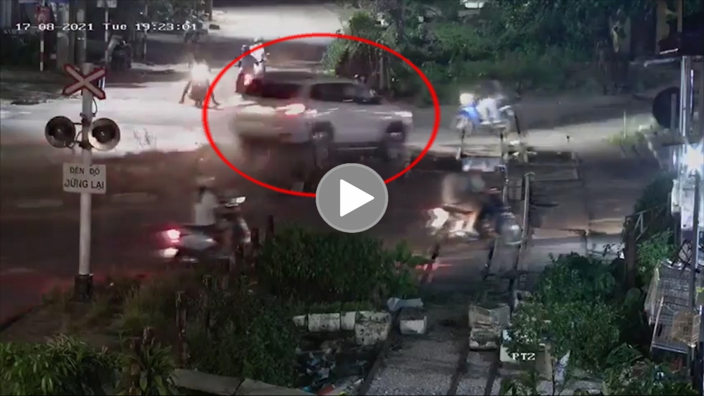 Tài xế say rượu, náo loạn trên đường rồi tự mình gây tai nạn Tài xế say rượu, náo loạn trên đường rồi tự mình gây tai nạn