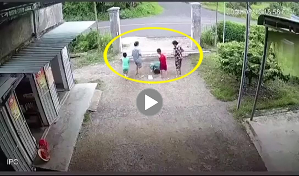 Khoảnh khắc người phụ nữ chạy ra mở cổng, gặp tai nạn đáng sợ sau 1 cú đẩy Khoảnh khắc người phụ nữ chạy ra mở cổng, gặp tai nạn đáng sợ sau 1 cú đẩy