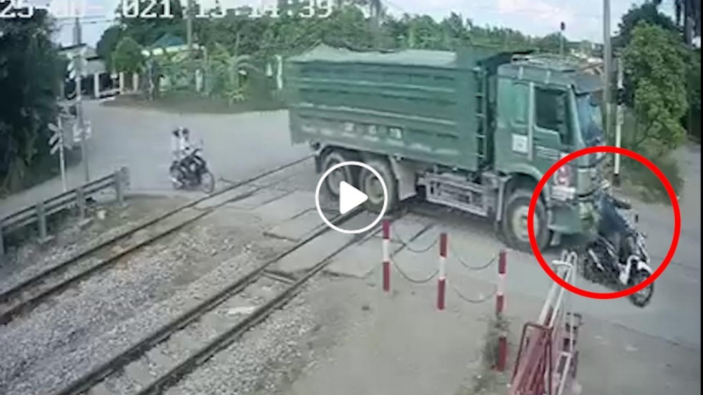 Va chạm với hung thần 