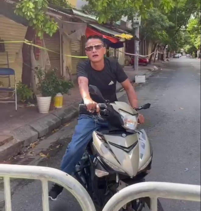 Thanh niên không khẩu trang, ngang ngược bóp cổ công an tại chốt kiểm dịch Thanh niên không khẩu trang, ngang ngược bóp cổ công an tại chốt kiểm dịch