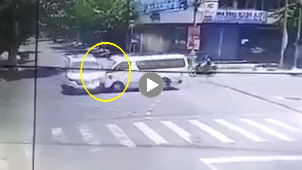 Khoảnh khắc hai xe cứu thương đâm nhau giữa ngã tư Khoảnh khắc hai xe cứu thương đâm nhau giữa ngã tư