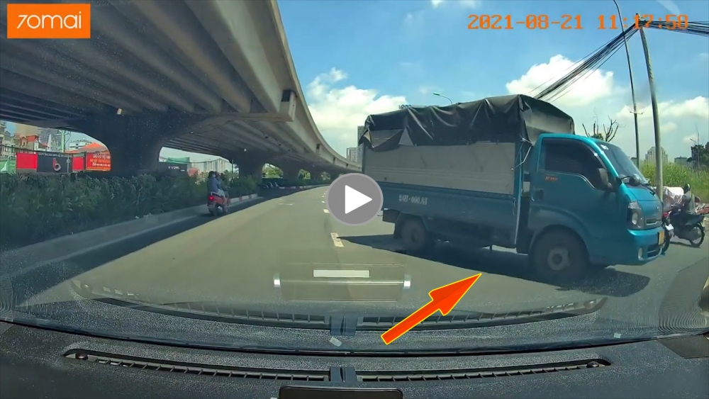 Xe tải liều lĩnh đi ngược chiều trên đường phố Hà Nội khiến dân mạng bức xúc Xe tải liều lĩnh đi ngược chiều trên đường phố Hà Nội khiến dân mạng bức xúc