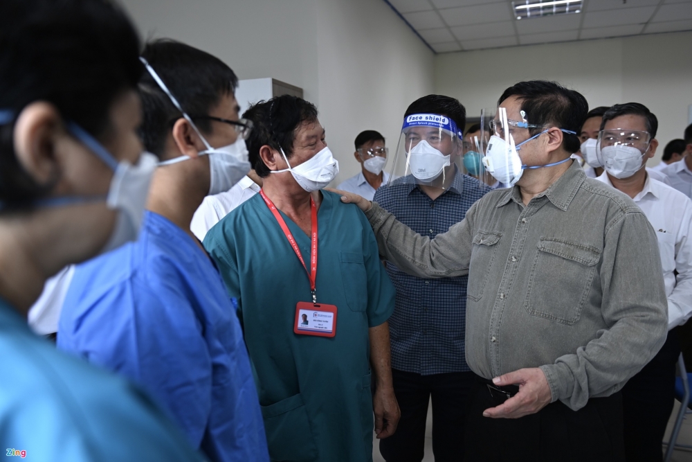 Thủ tướng kiểm tra bệnh viện dã chiến ở Bình Dương Thủ tướng kiểm tra bệnh viện dã chiến ở Bình Dương