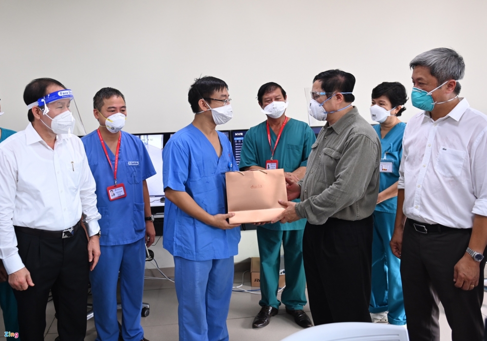 Thủ tướng kiểm tra bệnh viện dã chiến ở Bình Dương Thủ tướng kiểm tra bệnh viện dã chiến ở Bình Dương