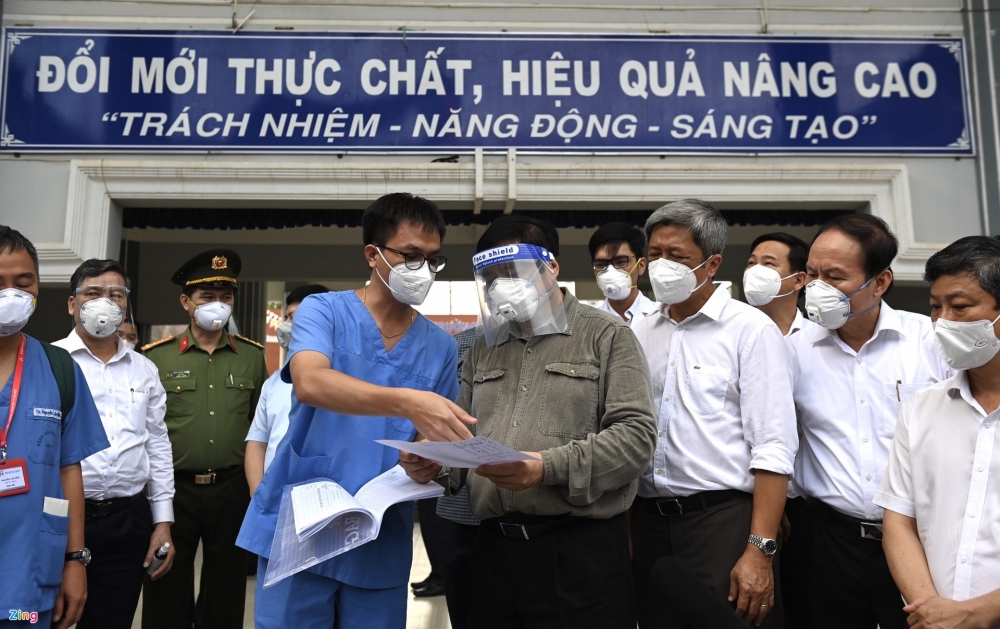 Thủ tướng kiểm tra bệnh viện dã chiến ở Bình Dương Thủ tướng kiểm tra bệnh viện dã chiến ở Bình Dương