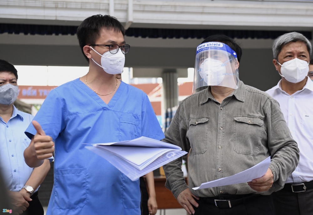 Thủ tướng kiểm tra bệnh viện dã chiến ở Bình Dương Thủ tướng kiểm tra bệnh viện dã chiến ở Bình Dương
