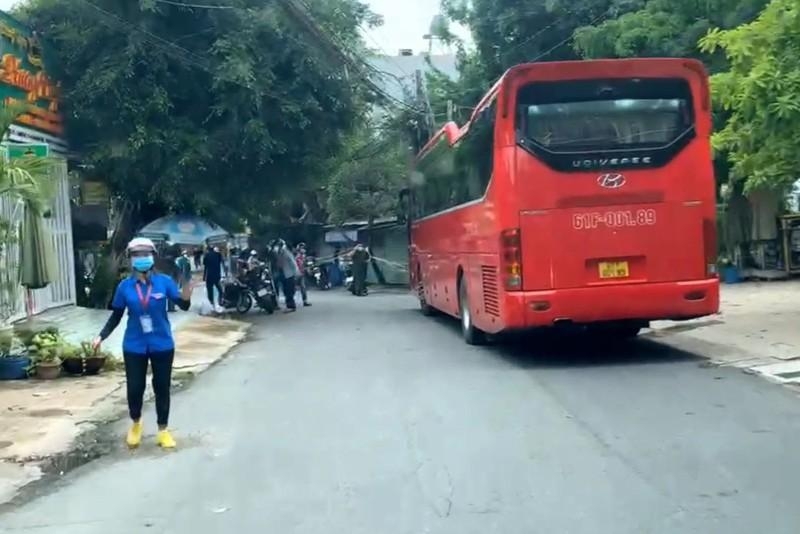 Người đàn ông bị hai thanh niên hành hung, dùng Người đàn ông bị hai thanh niên hành hung, dùng