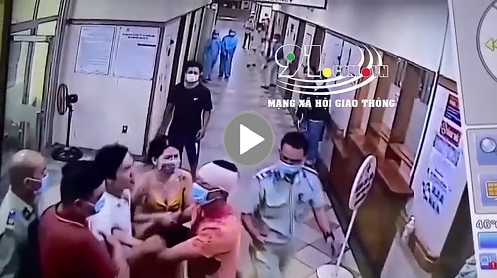 Nhóm côn đồ truy đuổi vào tận phòng cấp cứu đánh người Nhóm côn đồ truy đuổi vào tận phòng cấp cứu đánh người