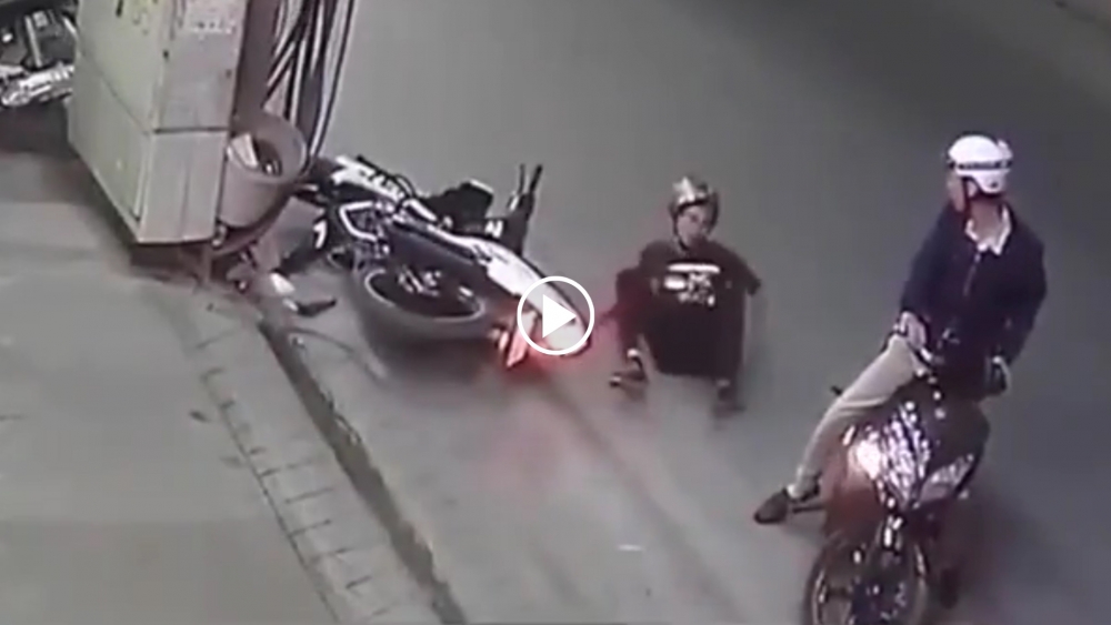 Tránh xe máy, nam thanh niên lao thẳng vào cột điện bên đường Tránh xe máy, nam thanh niên lao thẳng vào cột điện bên đường