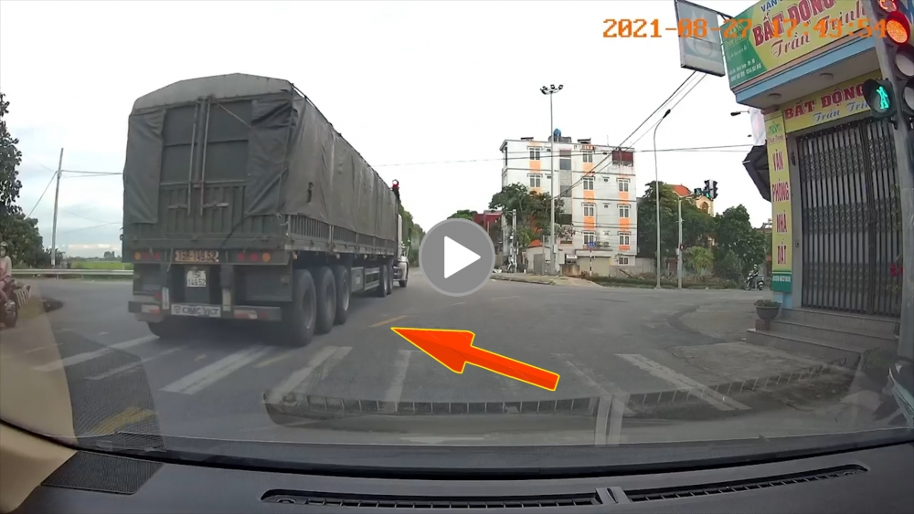Tài xế container “bấm còi dồn dập”, ngang nhiên vượt đèn đỏ Tài xế container “bấm còi dồn dập”, ngang nhiên vượt đèn đỏ