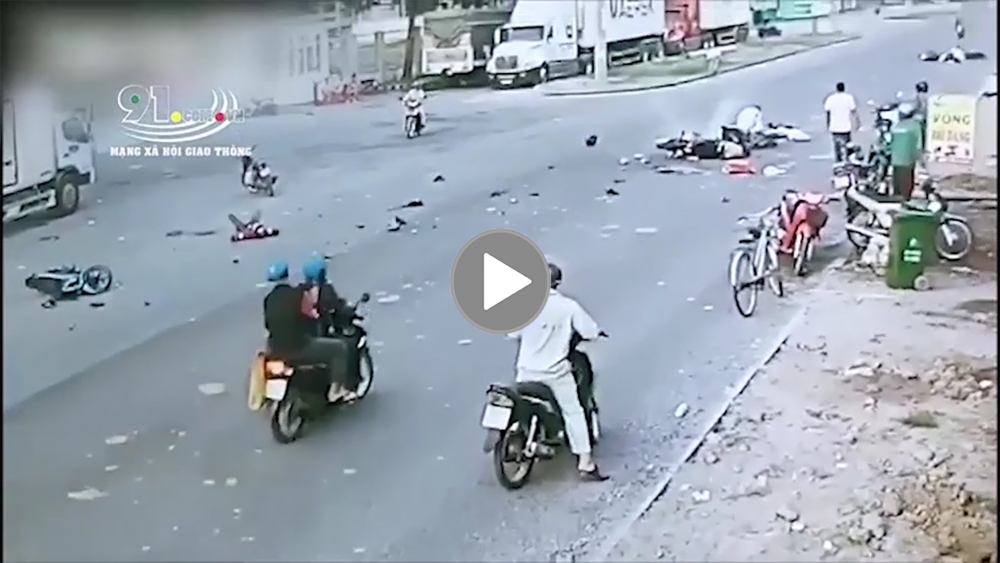 Phóng nhanh gây tai nạn, nam thanh niên khiến 7 người trên 5 xe máy ngã ra đường Phóng nhanh gây tai nạn, nam thanh niên khiến 7 người trên 5 xe máy ngã ra đường