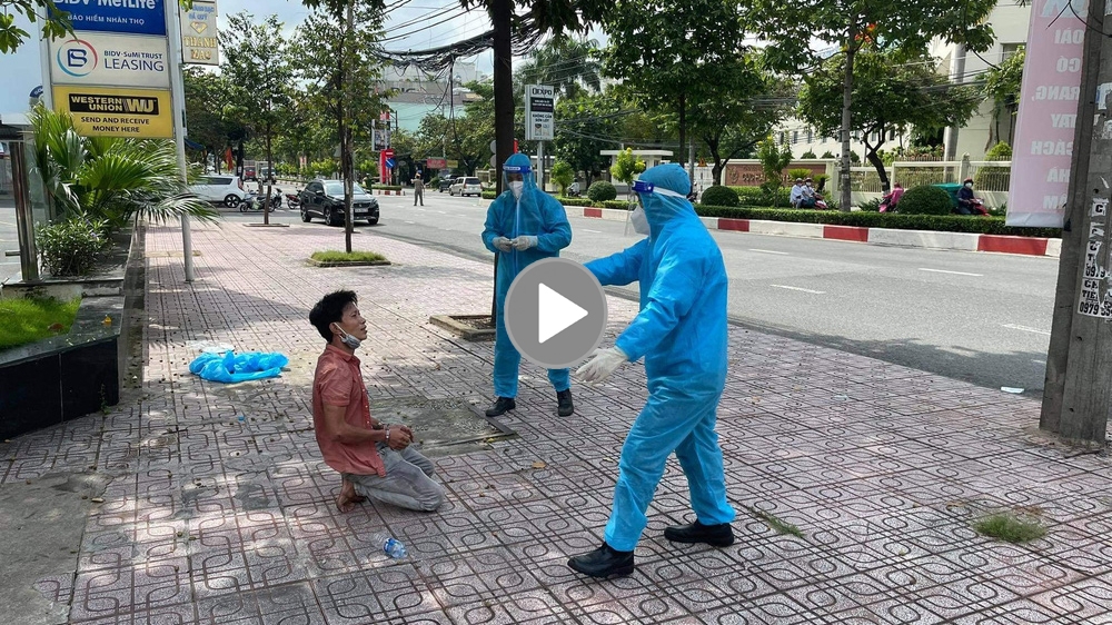Toàn cảnh lực lượng chức năng đuổi bắt thanh niên trốn khỏi khu cách ly Toàn cảnh lực lượng chức năng đuổi bắt thanh niên trốn khỏi khu cách ly