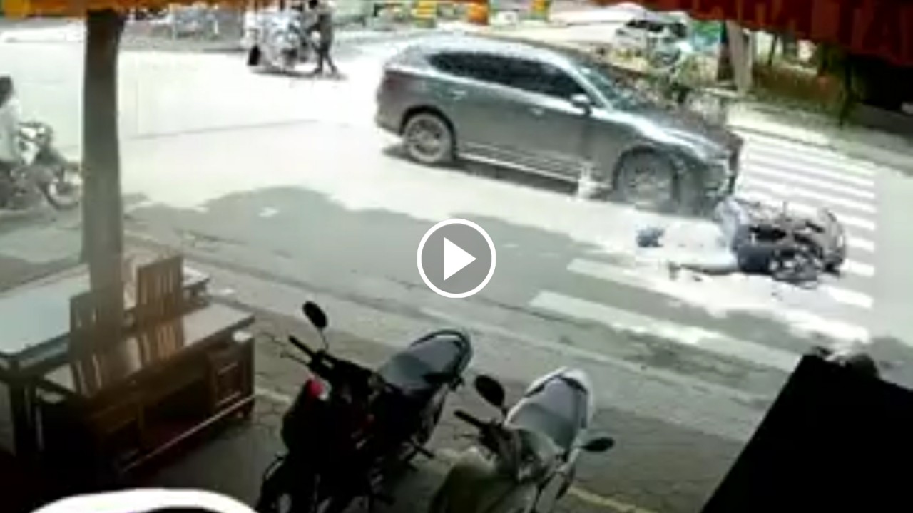 Bị ô tô đâm trực diện, người đàn ông đi xe máy văng xa cả chục mét Bị ô tô đâm trực diện, người đàn ông đi xe máy văng xa cả chục mét