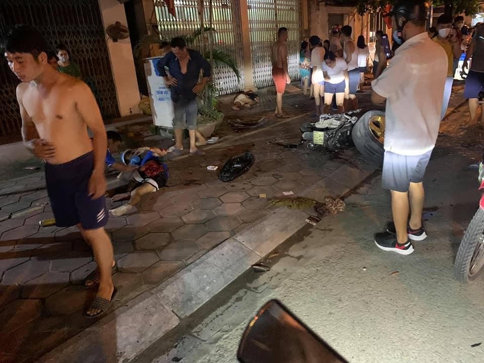Hiện trường vụ xế hộp Vinfast đâm liên hoàn nhiều phương tiện, người bị thương nằm la liệt Hiện trường vụ xế hộp đâm liên hoàn nhiều phương tiện, người bị thương nằm la liệt