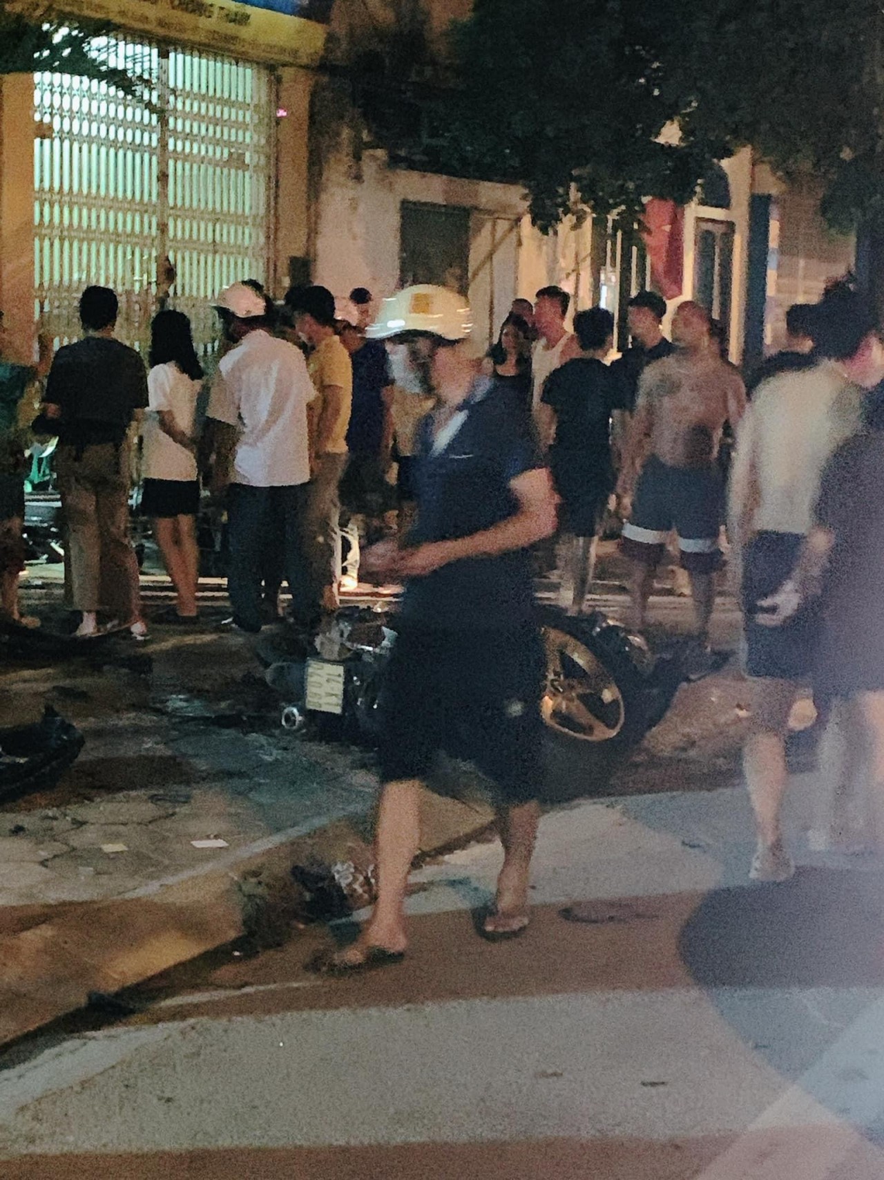 Hiện trường vụ xế hộp Vinfast đâm liên hoàn nhiều phương tiện, người bị thương nằm la liệt Hiện trường vụ xế hộp đâm liên hoàn nhiều phương tiện, người bị thương nằm la liệt