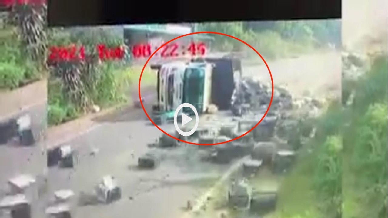 Xe tải ôm cua lật ngang trên quốc lộ, toàn bộ 6 tấn trái cây bung ra đường Xe tải ôm cua lật ngang trên quốc lộ, toàn bộ 6 tấn trái cây bung ra đường