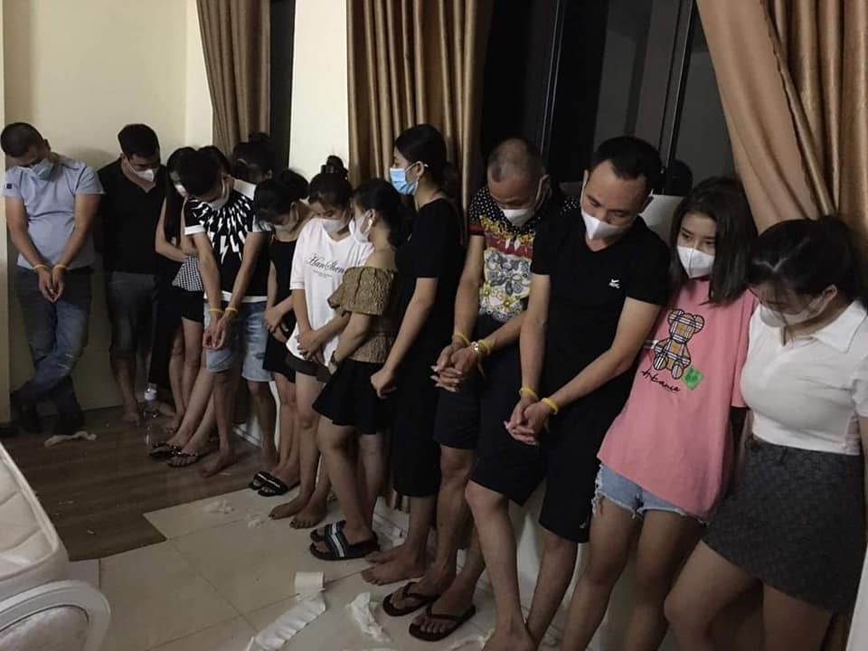 Bắt 17 nam, nữ tụ tập 