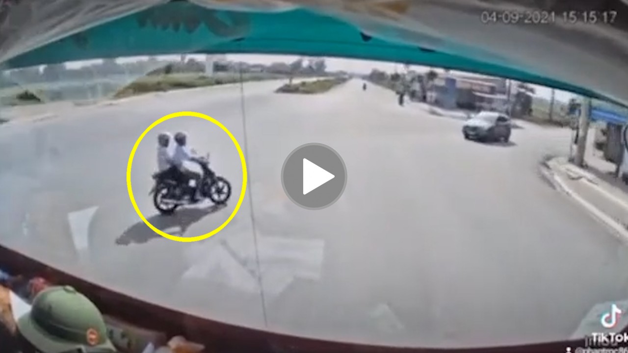 Tài xế phanh cháy lốp tránh đôi vợ chồng sang đường ẩu Tài xế phanh cháy lốp tránh đôi vợ chồng sang đường ẩu