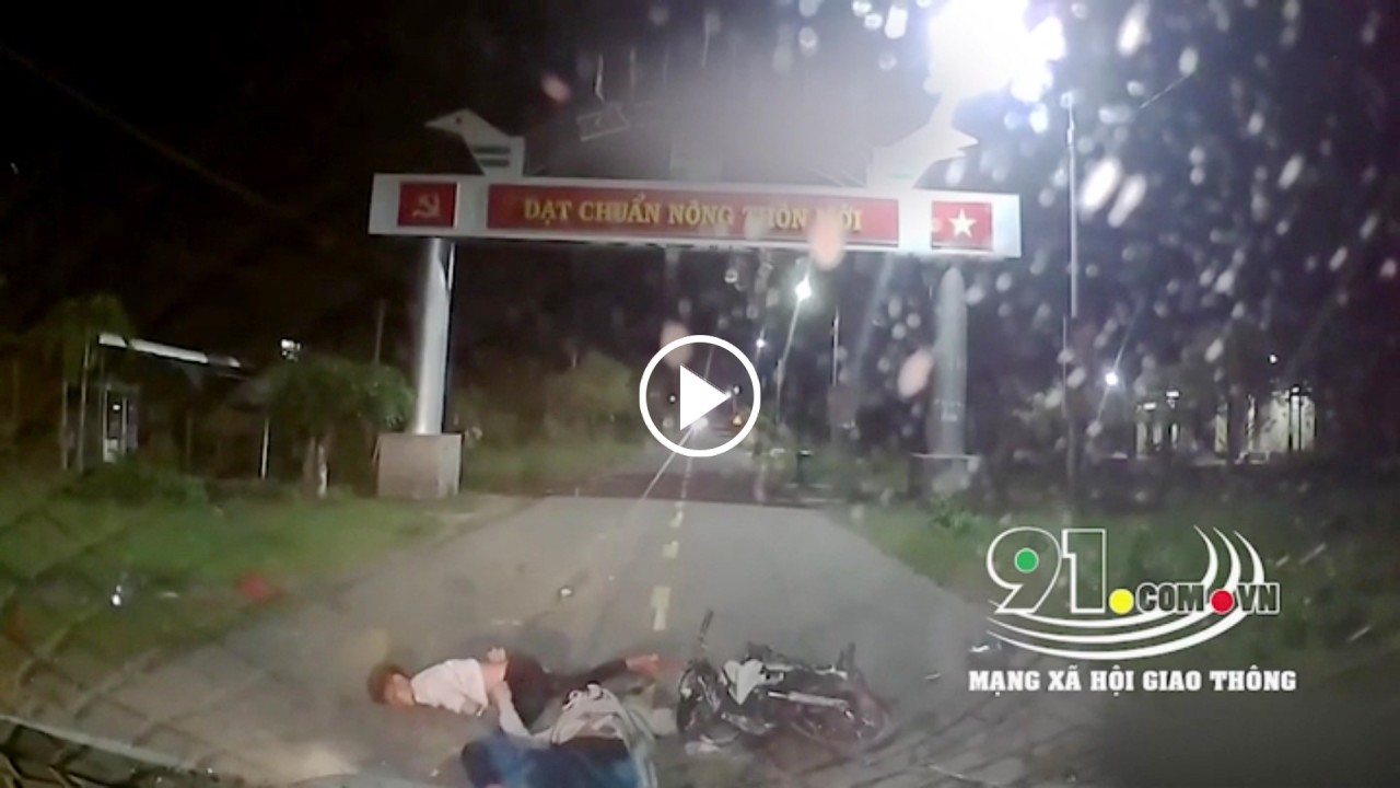 Phóng như tên bắn, 2 thanh niên lấn làn tông trực diện vào đầu ô tô Phóng như tên bắn, 2 thanh niên lấn làn tông trực diện vào đầu ô tô