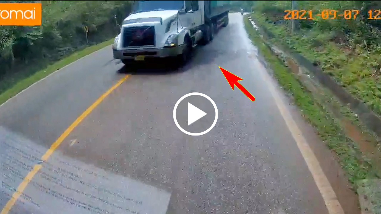 Tài xế đứng tim khi thấy lái xe container vượt ẩu khúc cua khuất tầm nhìn Tài xế đứng tim khi thấy lái xe container vượt ẩu khúc cua khuất tầm nhìn