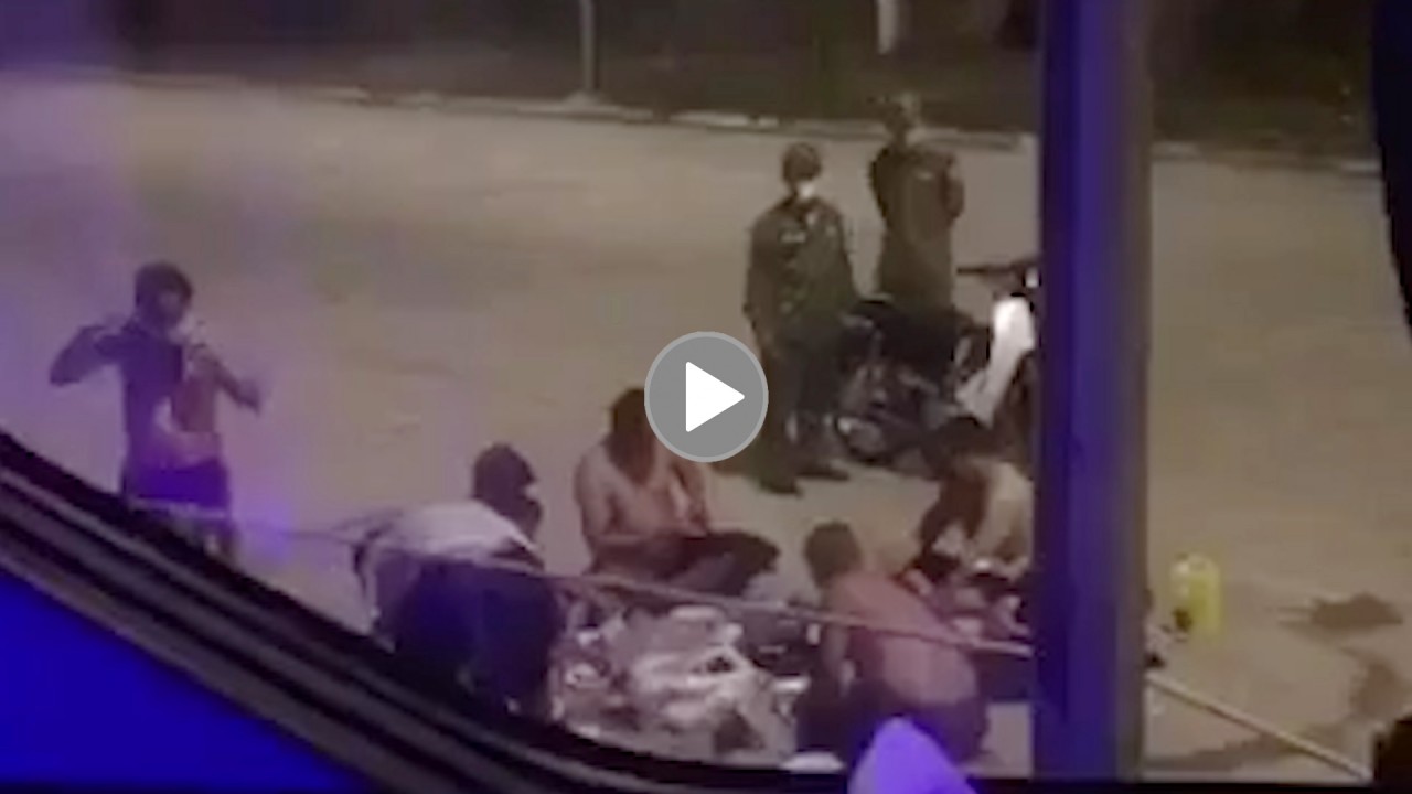 8 người đàn ông vô tư cởi trần, ăn nhậu giữa đường 8 người đàn ông vô tư cởi trần, ăn nhậu giữa đường