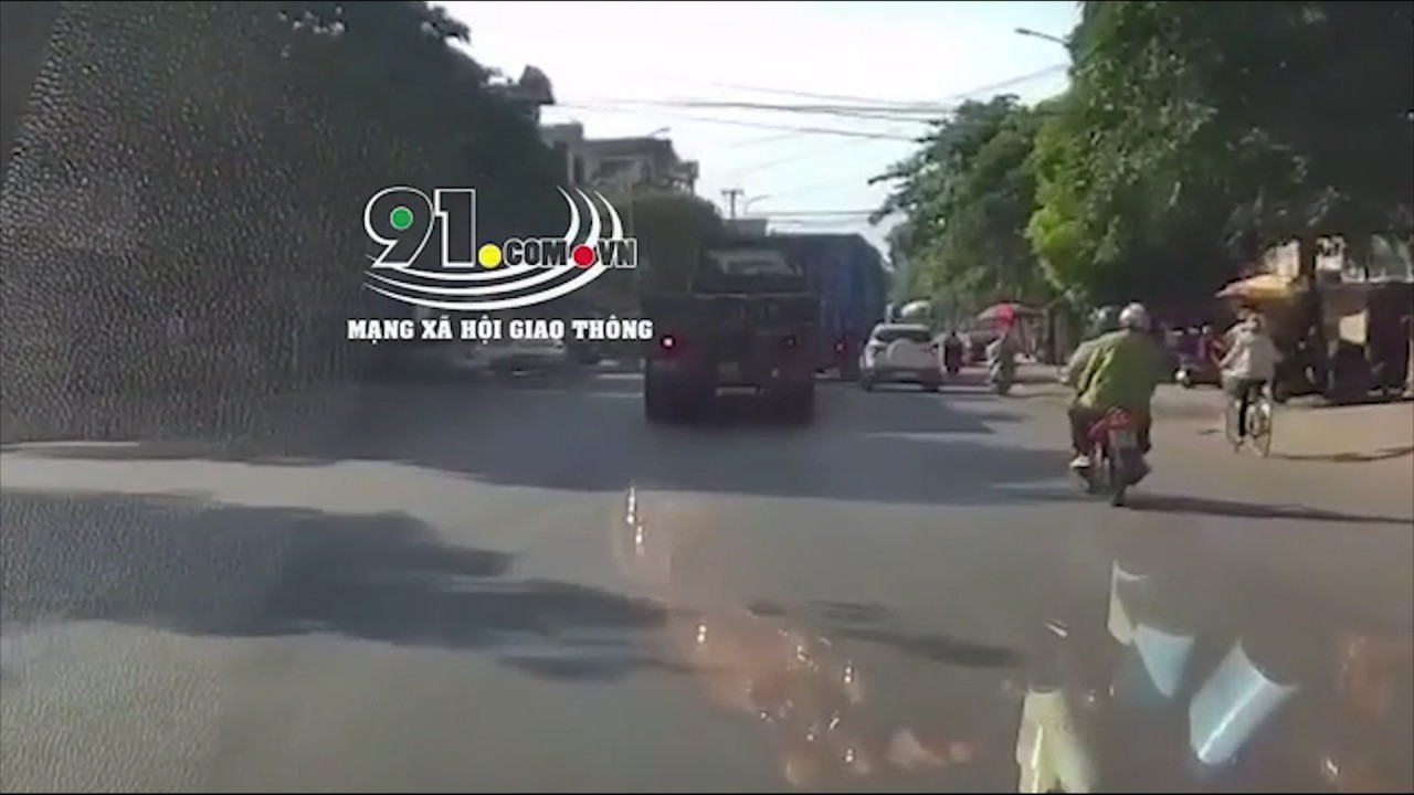 Vượt đúng điểm mù, ô tô con bị xe đầu kéo “ép” xoay ngang Vượt đúng điểm mù, ô tô con bị xe đầu kéo “ép” xoay ngang