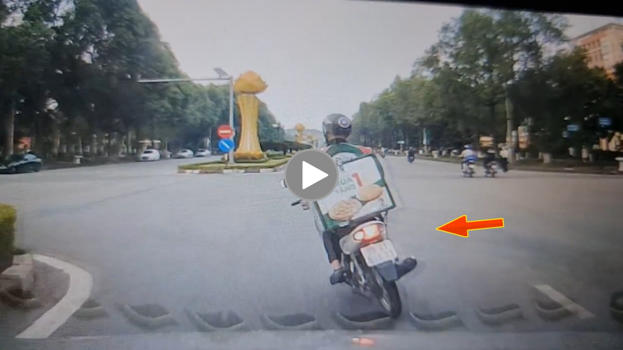 Xe máy qua đường ẩu, vô tư tạt đầu ô tô Xe máy qua đường ẩu, vô tư tạt đầu ô tô