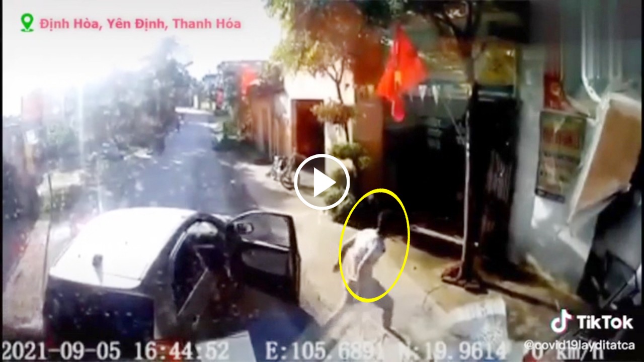 Hai thanh niên cầm gạch chặn đầu xe tải quyết Hai thanh niên cầm gạch chặn đầu xe tải quyết