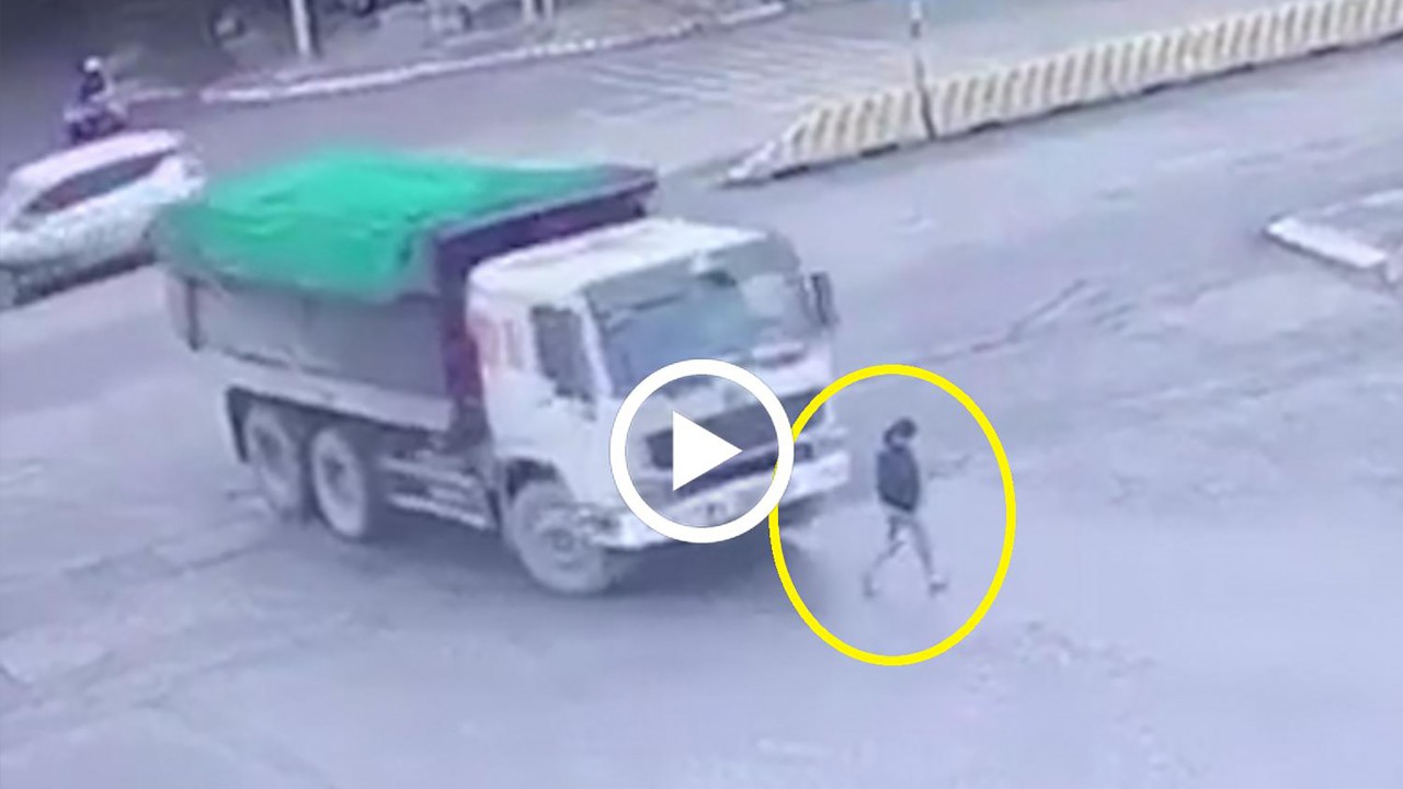 Khoảnh khắc xe tải quay đầu, cuốn cô gái vào gầm