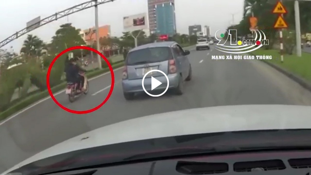 Lạng lách đánh võng, 2 nam thanh niên đâm vào xe cùng đoàn rồi ngã sấp mặt Lạng lách đánh võng, 2 nam thanh niên đâm vào xe cùng đoàn rồi ngã sấp mặt