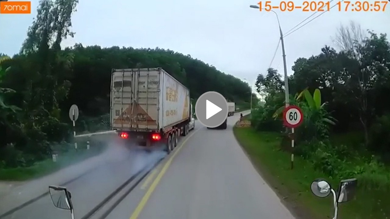 Tài xế container vượt ẩu phanh cháy đường khi thấy xe đối diện Tài xế container vượt ẩu phanh cháy đường khi thấy xe đối diện