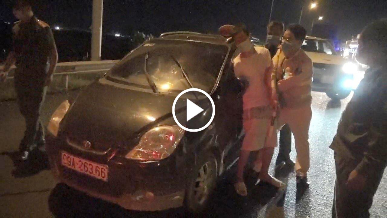 Cảnh sát vây bắt tài xế trốn cách ly, lái xe ô tô bỏ chạy Cảnh sát vây bắt tài xế trốn cách ly, lái xe ô tô bỏ chạy