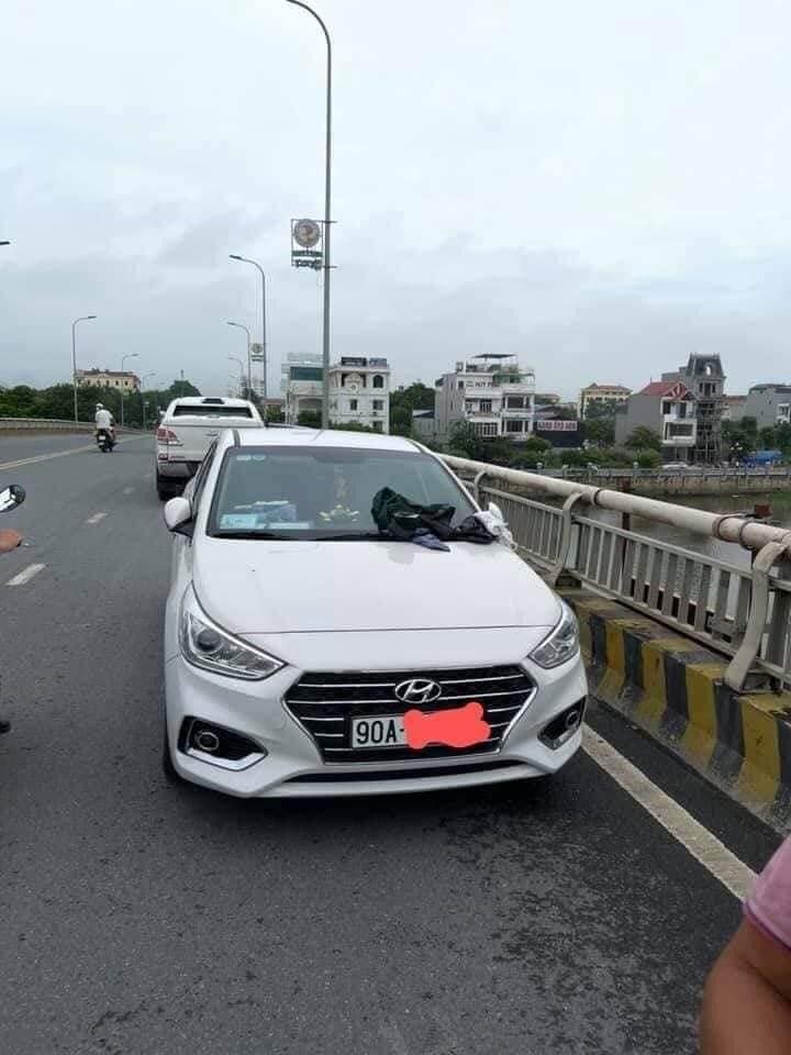 Cô gái đuối nước được Thượng uý quân đội giải cứu thành công