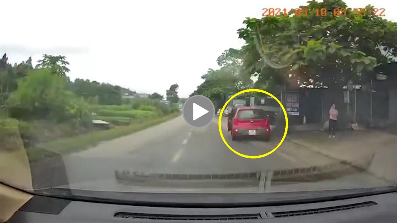 Tài xế mở cửa xe ẩu, suýt ‘gây họa’ cho ô tô khác trên quốc lộ Tài xế mở cửa xe ẩu, suýt ‘gây họa’ cho ô tô khác trên quốc lộ