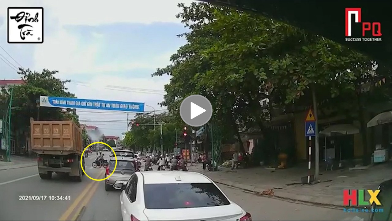 Xe Ben lấn làn, vượt đèn đỏ chút nữa 'gây họa' cho nhiều phương tiện Xe Ben lấn làn, vượt đèn đỏ chút nữa 'gây họa' cho nhiều phương tiện