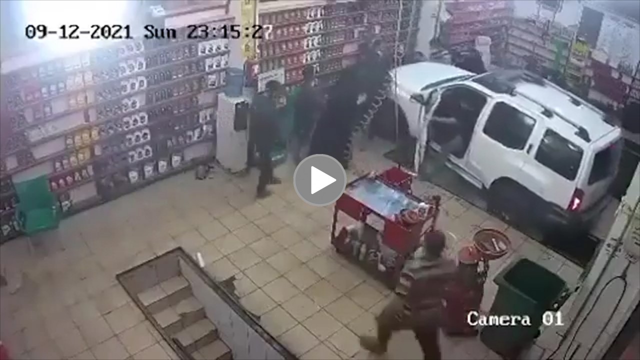 Ô tô vào gara đâm trúng người đàn ông ngồi trước đầu xe Ô tô vào gara đâm trúng người đàn ông ngồi trước đầu xe