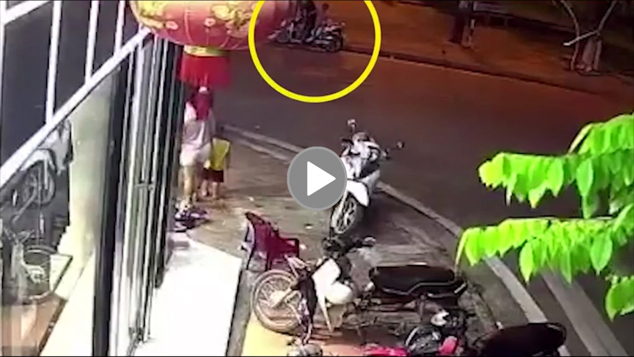 Cháu bé chạy cắt sang đường bị ô tô tông trúng Cháu bé chạy cắt sang đường bị ô tô tông trúng