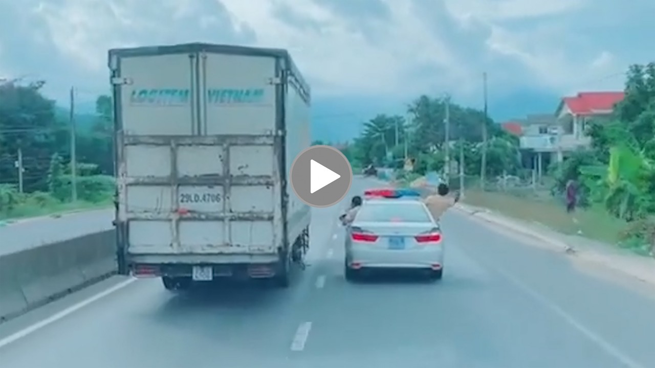 Xe tải quyết không nhường đường cho xe ưu tiên Xe tải quyết không nhường đường cho xe ưu tiên