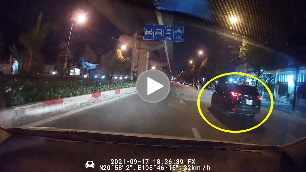 Tài xế ôm cua tốc độ cao khiến 2 xe ô tô khác suýt 'gặp họa' Tài xế ôm cua tốc độ cao khiến 2 xe ô tô khác suýt 'gặp họa'