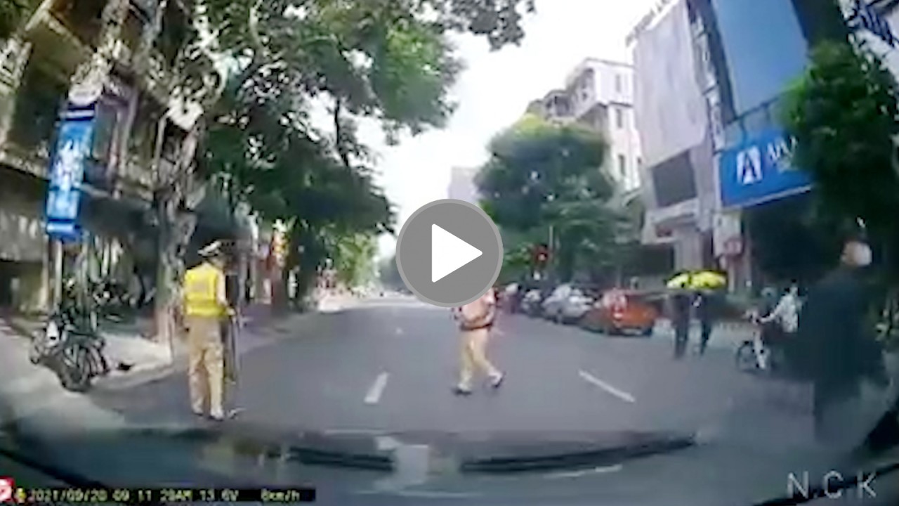Phát hiện CSGT, nam thanh niên tăng ga thông chốt Phát hiện CSGT, nam thanh niên tăng ga thông chốt