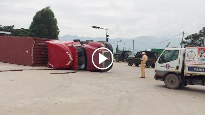 Tài xế ôm cua quá nhanh khiến chiếc xe container lật nghiêng Tài xế ôm cua quá nhanh khiến chiếc xe container lật nghiêng